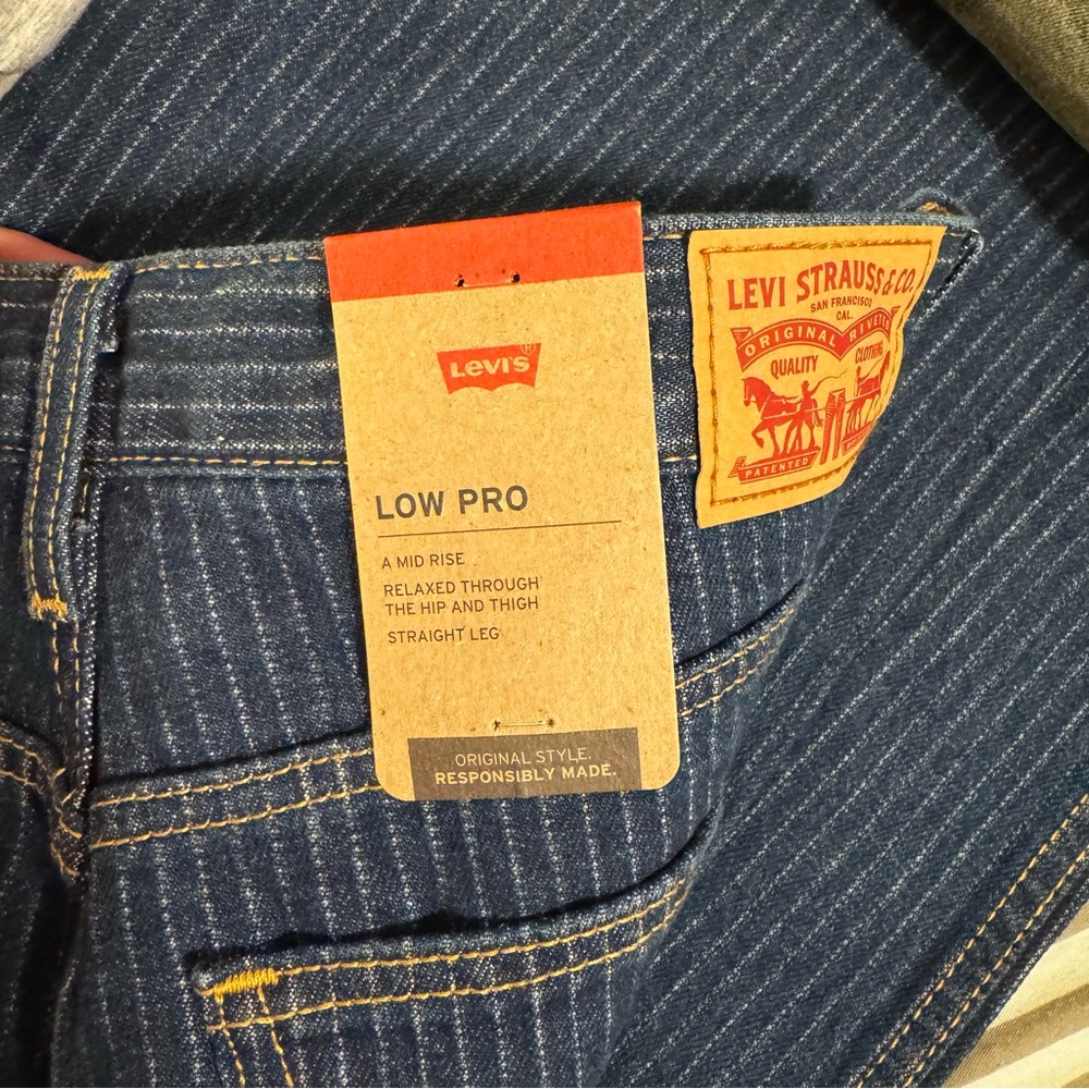 Women’s Levi Railroad Striped straight leg  NWT